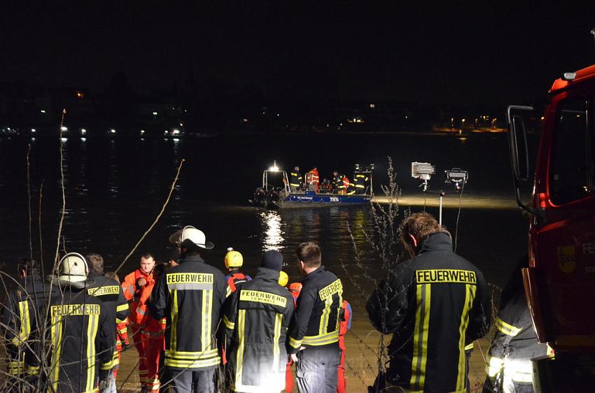 Einsatz BF Koeln PKW im Rhein Mondorf Hersel P130.JPG